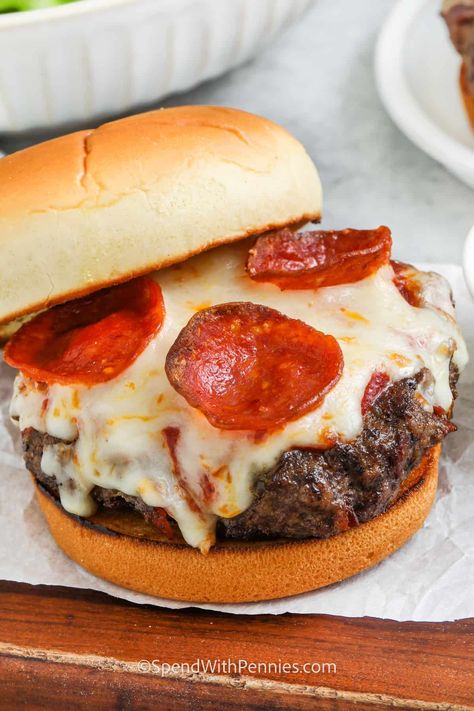 Pizza Burgers are the perfect combo. Seasoned beef patties with pizza toppings, sauce, & loads of cheese on a garlic toasted bun! Crockpot Pizza Burgers, Pizza Burgers Recipe, Beef Pepperoni, Easy Burgers, Pizza Topping, Pizza Burger, Homemade Buns, Easy Pork Chops, Easy Pork Chop Recipes