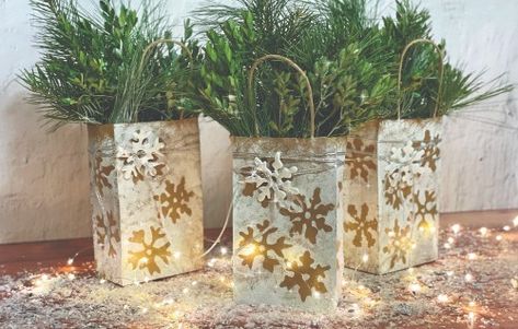 DIY Brown Paper Bag Centerpiece Brown Paper Bag Centerpieces, Paper Bag Centerpieces, New Year's Eve Crafts, Holiday Baking Christmas, Snowflake Template, Church Family, Burlap Christmas Wreath, Christmas Entertaining, Christmas Light Ornament