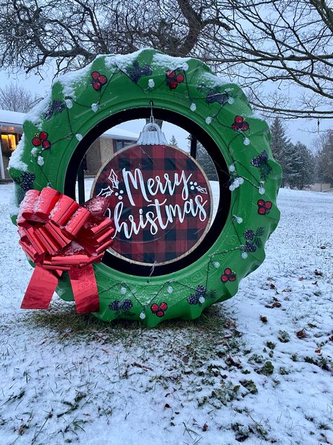 Tractor Tire Wreath Christmas, Tractor Decorated For Christmas, Christmas Tires Decoration, Christmas Farm Decorations, Farm Christmas Decor Outdoor, Tire Wreath Christmas, Tractor Tire Wreath, Tire Christmas Decorations, Driveway Christmas Decorations