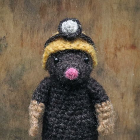 crochet animal patterns. Mole's safety helmet, headlamp. Crochet Mole, Safety Helmet, Crochet Animal Patterns, Cat Crafts, Learn To Crochet, Stuffed Animal Patterns, Crochet Animals, Crochet Crafts, Mole