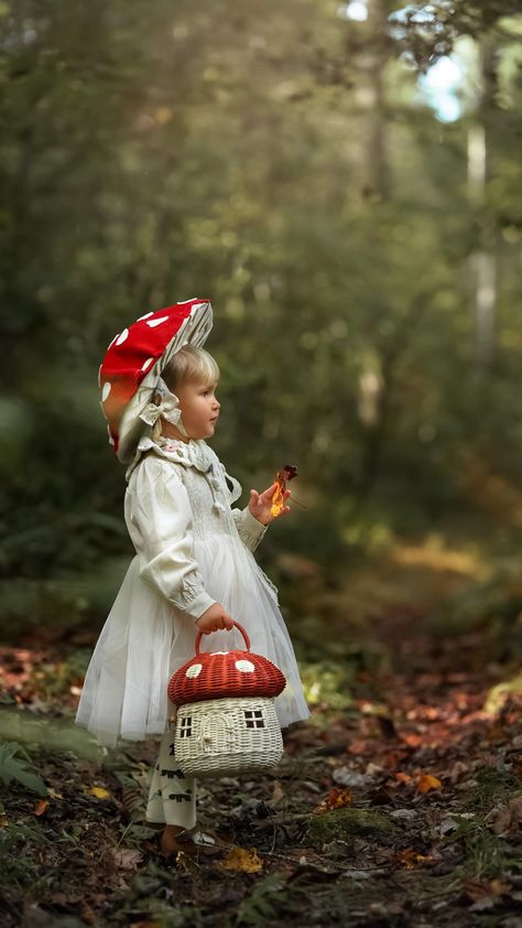 Ksenia Belanger (@ksenia_belanger) • Instagram photos and videos Autumn Costume Kids, Parents With Baby, Homemade Costumes For Kids, The Magic Faraway Tree, Little Forest, Felt Fairy, Creative Costumes, Woodland Fairy, Halloween Photoshoot