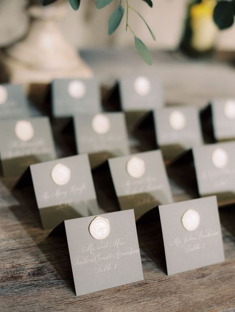 Wedding Ideas Modern, Place Card Ideas, Diy Wedding Table, Card Displays, Calligraphy Cards, Modern Wedding Decor, Seating Cards, Card Table, Simple Table