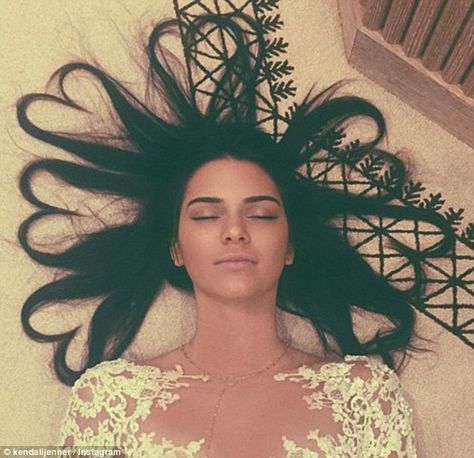 Instagram inspiration: Kendall Jenner's original photo that shows her lying on the floor with heart-shaped hair; it has become the most-liked post ever Kendall Jenner Heart Hair, Kendall Jenner Diet, Kendall Jenner Hair, Hairstyles For Indian Wedding, Long Sleeve Lace Gown, Kendall Jenner Instagram, Kendall Jenner Photos, Indian Wedding Hairstyles, Hair Knot