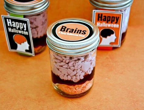 Creepy Halloween Brain in a Jar Cupcakes! Get how to recipe instructions, plus free party printable tags via @LivingLocurto Halloween Cake Walk, Brain Cupcakes, Brain Cake, Recetas Halloween, Perfect Halloween Party, Cupcake In A Jar, Cake In A Jar, Zombie Party, Halloween Cake