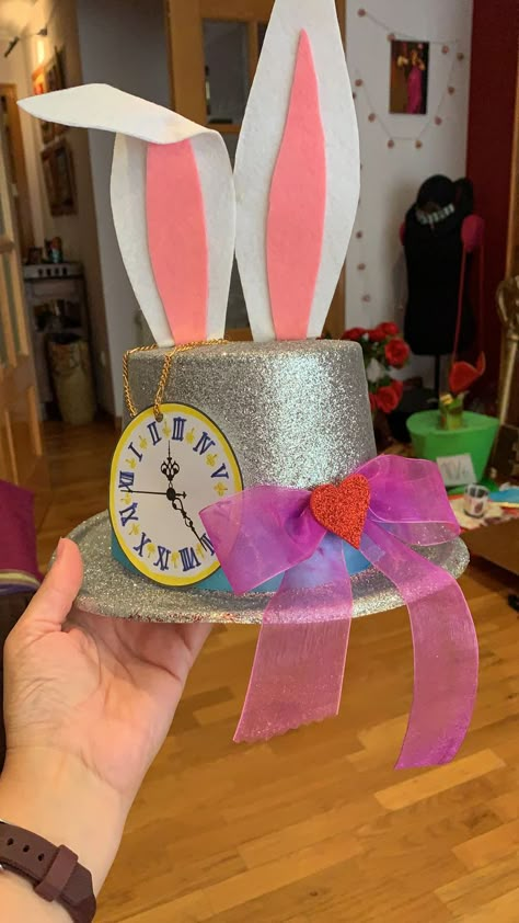 Alice In Wonderland Hat, Alice In Wonderland Crafts, Alice In Wonderland Diy, Alice In Wonderland Decorations, Alice In Wonderland Tea Party Birthday, Alice In The Wonderland, Onederland Birthday Party, Crazy Hat Day, Alice Tea Party