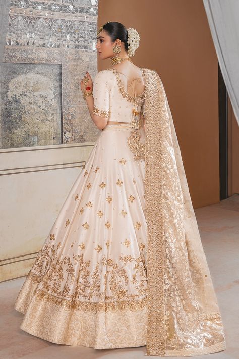 Ivory And Gold Bridal Lehenga, White Ivory Lehenga, White And Gold Wedding Lehenga, White Gold Bridal Lehenga, Golden And White Lehenga, Wedding Dresses Off White Ivory, Ivory Gold Lehenga, White And Gold Bridal Lehenga, Off White And Golden Lehenga