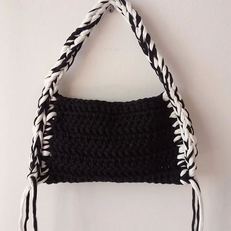 Black and white bag #raniashandmade #crochet Black And White Crochet Bag, White Crochet Bag, Black Crochet Bag, Black White Crochet, Black And White Bags, Crochet Boho Bag, Oki Doki, Diy Clothes Refashion, Crochet Boho