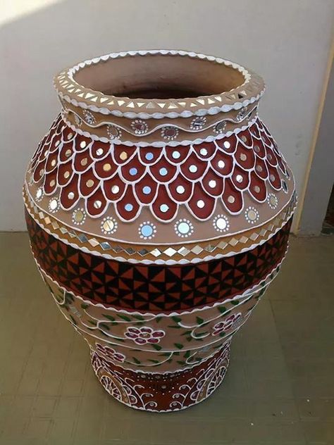 Kutch Mud Art Mirror Work, Lippan Art Pot Design, Lippan Art On Clay Pot, Lippan Art Mirror On Pot, Mud Work Designs, Lipan Art On Pot, Pot Mirror Work, Clay Pot Designs Pottery Ceramic Art, Mirror Pieces Art