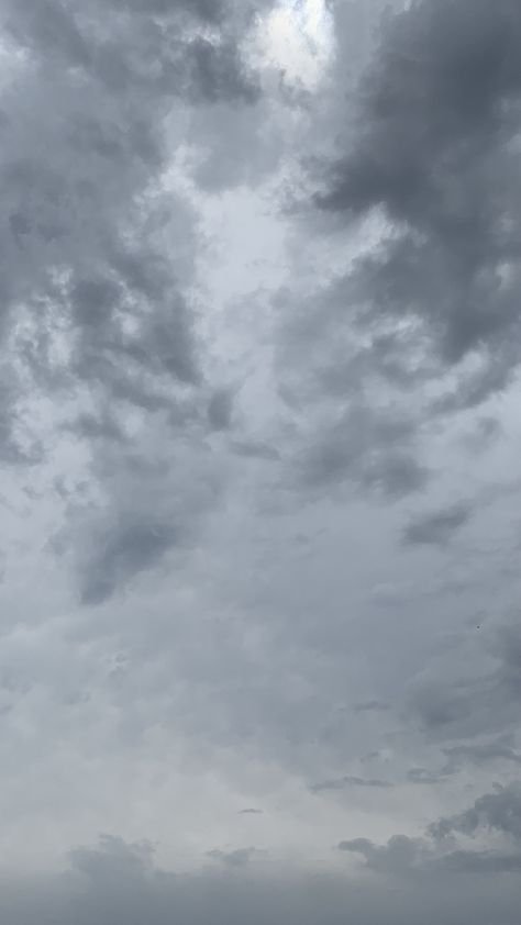 Gloomy Sky Wallpaper, Rainy Sky Painting, Light Grey Wallpaper Aesthetic, Cloudy Sky Snap, Nandini Core, Gloomy Sky Aesthetic, Grey Sky Painting, Wallpaper Gloomy, Gloomy Photography