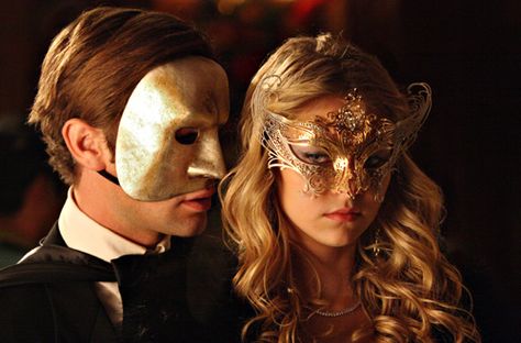 masquerade. Nate Gossip Girl, Mode Gossip Girl, Estilo Gossip Girl, Masquerade Ball Party, Jenny Humphrey, Masquerade Wedding, Venetian Masquerade Masks, Halloween Ball, Gossip Girls