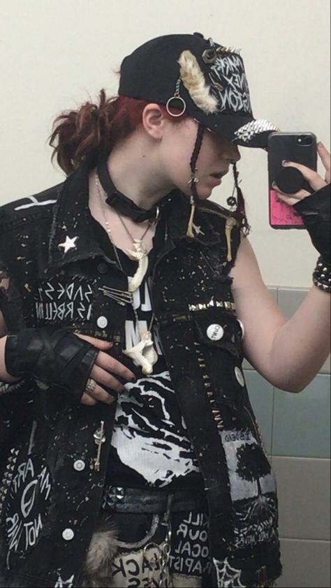 Punk Vest Ideas, Anarchist Outfit, Punk Vest Outfit, Battle Jacket Outfit, Battle Vest Outfit, Folk Punk Outfit, Crust Punk Style, Hobo Outfit, Punk Hats