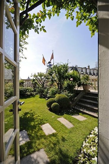 Guest Post: Hermès Rooftop Garden | The Secret Garden French Garden Design, Paris Rooftops, Pergola Plans, Rooftop Garden, French Garden, Roof Garden, Garden Cottage, Lush Green, Garden Planters