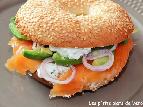 How To Cook Burgers, Bagel Sandwich, Student Recipes, Bagel Recipe, Serving Food, Smoked Salmon, Bagels, Chicken Burgers, Diy Food