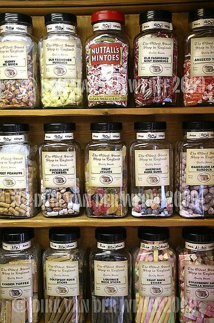 Jars of Sweets! The Oldest Sweet Shop in England, Est. 1827. Sweetie Shops used to be proper sweetie shops! Penny Candy Jar Ideas, Old Sweets, Old Fashioned Sweets, Vintage Sweets, Penny Candy, Sweet Jars, Retro Sweets, Gateaux Cake, Vantage Point