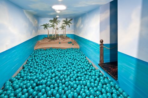 Just because you're not a kid anymore doesn't mean you can't dive into a ball pit. Or stuff your face with ice cream from a freezer in your living room. Skjulte Rum, Things To Do At Home, Rich Home, Mansions Luxury, Ball Pit, Indoor Playground, Art Installation, Awesome Bedrooms, Dream Rooms