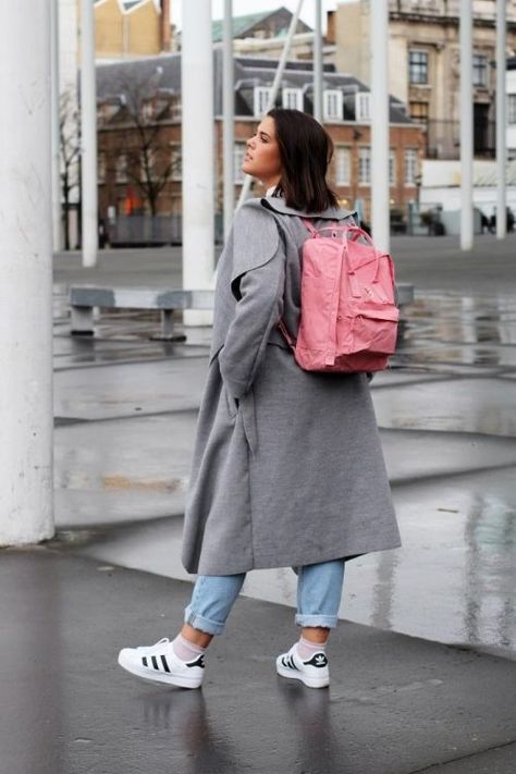 Kanken Outfit Style, Fjallraven Kanken Outfit, Pink Backpack Outfit, Adidas Platform, Fjallraven Backpack, Fjällräven Kånken, Backpack Outfit, College Essentials, Smart Outfit