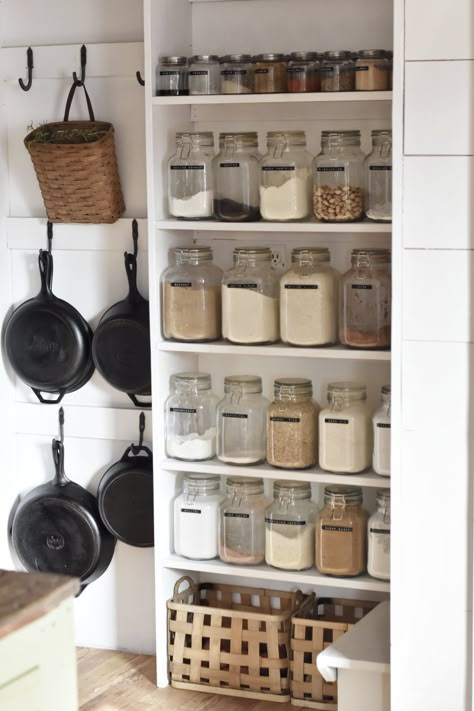 Farm Kitchen Ideas, Open Pantry, Farmhouse Pantry, Organized Pantry, Rustic Decoration, Pantry Shelving, Small Pantry, Pantry Essentials, Farm Kitchen