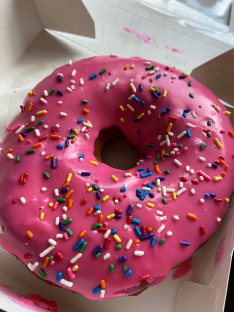 Doughnut Aesthetic, Masha Popova, Sweet Foods, Sprinkle Donut, Fav Food, Random Aesthetics, Pink Icing, Yummy Comfort Food, Fancy Desserts