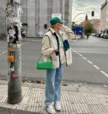 Trending: New Balance 550 Sneakers | Fashion Cognoscente Broadway Outfit, Sofia Coelho, Sneaker New Balance, Outfits New York, New Balance Outfit, Cap Outfit, City Outfits, Influencers Fashion, New Balance Sneakers