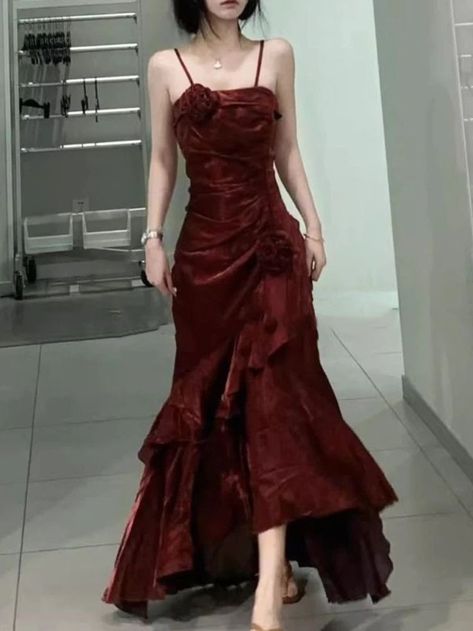 Unique Long Dress, Old Dresses Aesthetic, Vintage Red Dress Aesthetic, Red Vintage Prom Dress, Elegant Red Dress Aesthetic, Japanese Prom Dress, Femme Fatale Casual Outfits, Korean Style Dress Elegant, Goth Wedding Guest Outfit