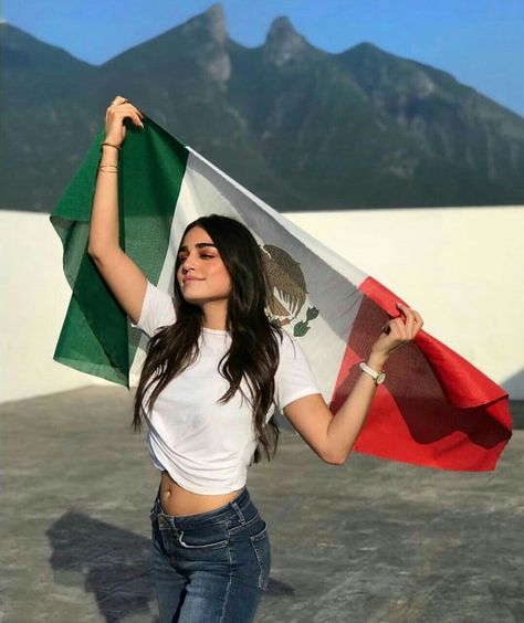 Faceless Pics, Mexican Culture Art, Latina Outfits, Body Types Women, Mexican Fashion, Mexico Flag, Mexican Women, Photography 101, Mexican Culture