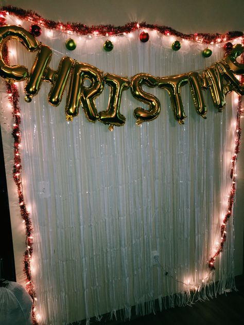 Christmas picture backdrop #christmas #backdrop #photo #background #holiday #diy Diy Christmas Party Ideas, Christmas Photo Drop, Christmas Picture Booth Ideas, Friendsmas Backdrop Ideas, Christmas Photo Back Drop Ideas, Christmas Party Picture Backdrop, Christmas Party Wall Decor, Basement Christmas Party, Christmas Photoshoot Backdrop Diy