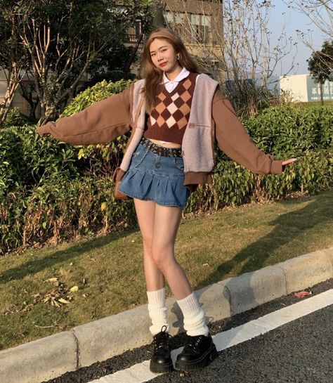 Cute Outfits With Jean Skirt, Pleated Denim Mini Skirt Outfit, Jeans Skirt Outfit Aesthetic, Jean Skirt Outfits Aesthetic, Vintage Denim Skirt Outfit, Aesthetic Jean Skirt, Denim Pleated Skirt Outfit, Pleated Denim Skirt Outfit, Denim Skirt Outfit Aesthetic