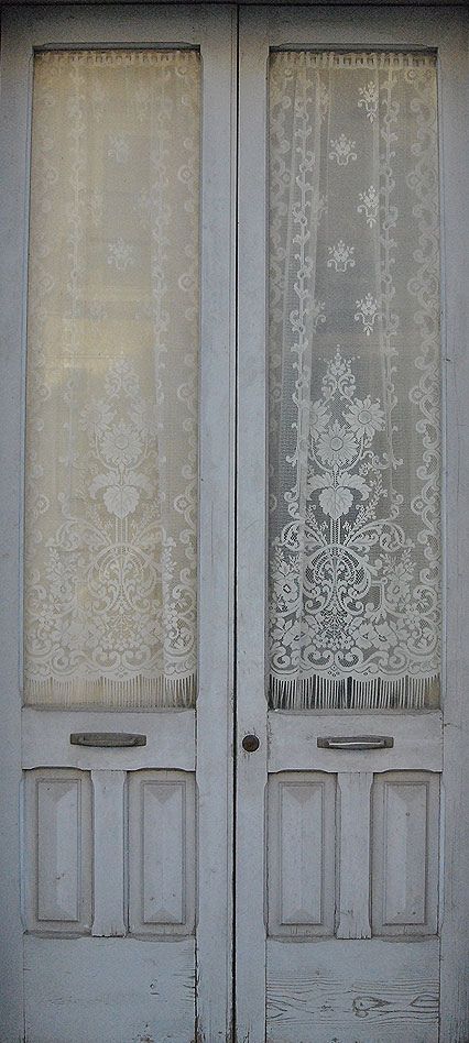 Louisa Beccaria, French Country Bathroom, Rustic French Country, Regal Design, Shabby Chic Bedrooms, Lace Curtains, Shabby Chic Kitchen, Old Doors, Chic Bedroom