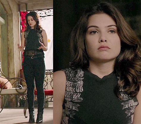 Davina Claire Outfits The Originals, Davina Claire Outfits, Twilight Clothes, Originals Outfits, Tvdu Gif, Vampire Family, Richest Actors, Vampire Diaries Outfits, Davina Claire