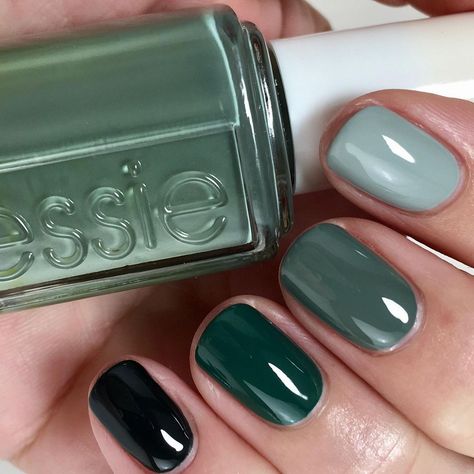 Different Green Nails Shades, Fall Green Ombre Nails, Gel Nails November, Different Shades Of Green Nails, Tonal Nails, Green Ombré Nails, Grey Gel Nails, Fall Almond Nails, November Nail Designs