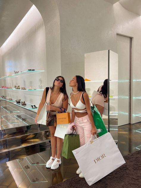 Besties Shopping Aesthetic, Two Rich Best Friends Aesthetic, Rich Sisters Aesthetic, Shopping With Bestie Aesthetic, Rich Bff Aesthetic, Rich Girl Shopping, Boujee Friends, Shopping With Friends Aesthetic, Shopping Bags Aesthetic