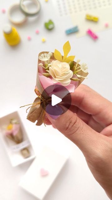 Teffy Gutiérrez | Crafter on Instagram: "Mini ramito eterno 💐 Tan bonito y tan chiquito. Está idea me pareció muy linda, no se marchitaran jamás y las podremos guardar para siempre. Un detalle muy único y lindo, que quien lo reciba lo amará. Solo necesitas 21 corazoncitos para armar está bellecita. #diy #diycraft #diyvalentines #papercrafting #craftinspiration #cuteideas #flowers #diygifts" How To Make Mini Bouquet, How To Make Mini Paper Flowers, How To Make Paper Flower Bouquet, Diy Mini Flowers, Mini Flowers Diy, Floral Centerpieces Diy, Mini Bouquet Flowers, Mini Ramos, Paper Flowers Mini