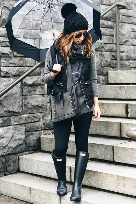 Casual Outfit with Rain Boots for Women Cute Outfits For Rainy Days, Rainboots Outfit, Rain Boot Outfit, Rain Outfit, Rainy Day Fashion, Cold Weather Outfit, Cute Outfits With Jeans, Black Rain, Stylish Fall Outfits