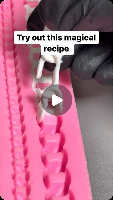 Modeling Chocolate Recipe How To Make, Marvelous Molds Cakes, Pourable Fondant Recipe, Illusion Cakes Ideas, Chocolate Decoration Ideas, Illusion Cakes, Chocolate Cake Decorating Ideas, 3d Chocolate Molds, Using Fondant