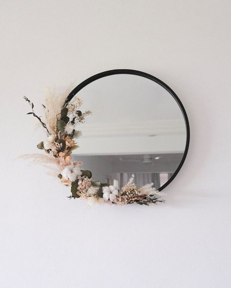 Floral Artist | Jerzelle on Instagram: “Customized home-decor project ; Floral Mirror 💁🏻‍♀️✨ ⠀ ⠀ Using preserved & dried flowers to decorate this piece so that it can be admired…” Mirror With Dried Flowers, Dried Flower Mirror, Dried Flower Decor Wall Art, Mirror Decorating Ideas With Flowers, Mirror With Flowers Around It, Decorated Mirrors With Flowers, Flowers On Mirror, Mirror Flower Decor, Decorate Mirror Frame