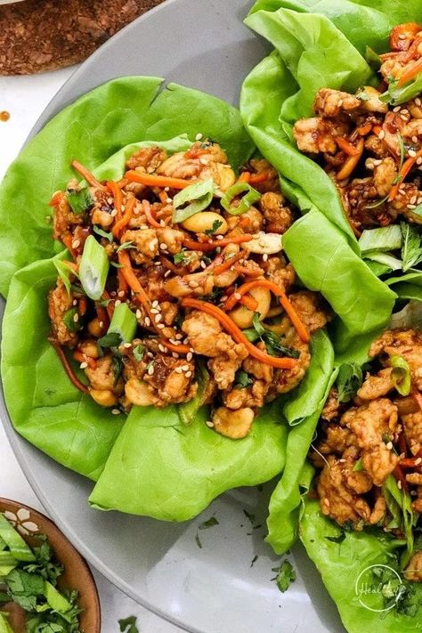 Thai Chicken Lettuce Wraps - A Pinch of Healthy Sweet Red Chili Sauce, Thai Lettuce Wraps, Tofu Lettuce Wraps, Thai Chicken Lettuce Wraps, Chicken Lettuce Wraps Recipe, Resep Salad, Lettuce Wrap Recipes, Resep Diet, Chicken Lettuce Wraps