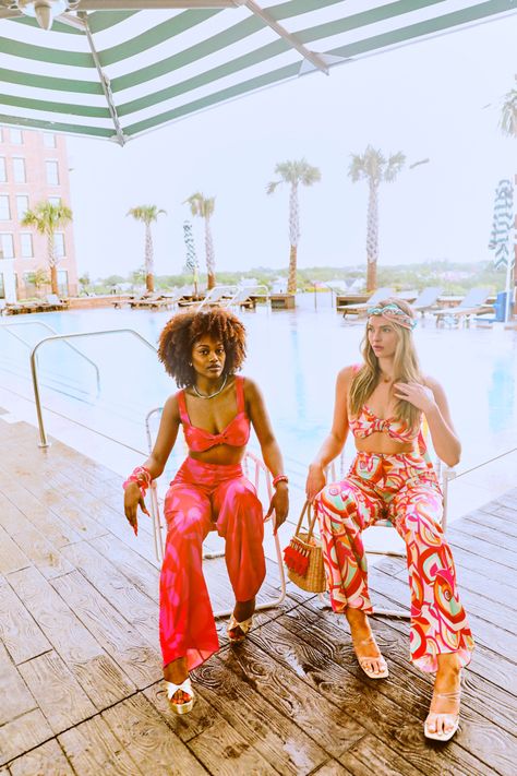 70s Palm Springs Fashion, 70s Pool Party Outfit, Retro Palm Springs Party, Palm Springs Bachelorette Outfits, Palm Springs Outfit Ideas, Tropical Party Outfit, Boat Outfits, Palm Springs Photoshoot, Retro Runway