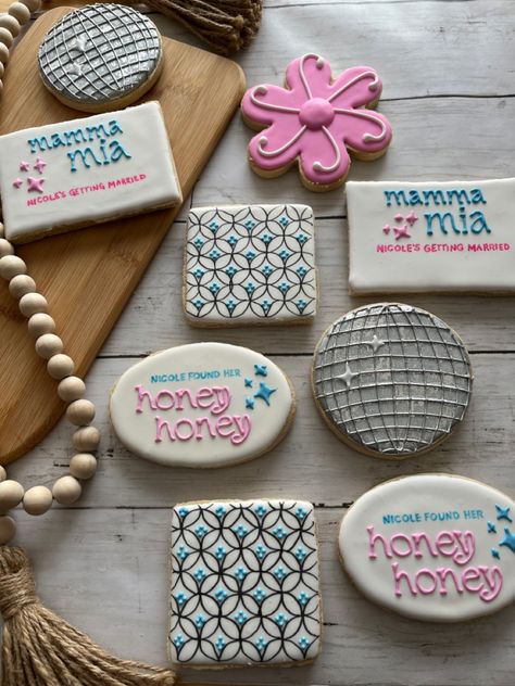 Mamma Mia Cookies Bachelorette, Mama Mia Bachelorette Party Cookies, Dancing Queen Cupcakes, Mamma Mia Party Food Ideas, Mama Mia Cookies Decorated, Mamma Mia Desserts, Mama Mia Cupcakes, Mamma Mia Cupcakes, Mama Mia Cookies