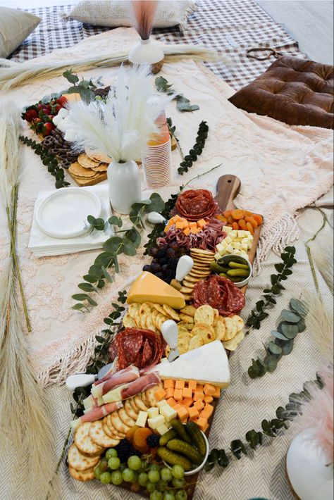 Boho Charcuterie Board, Picnic Style Party, Grass Picnic, Brunch Charcuterie, Gals Night, 1st Birthday Foods, Picnic Brunch, Boho Brunch, Picnic Baby Showers