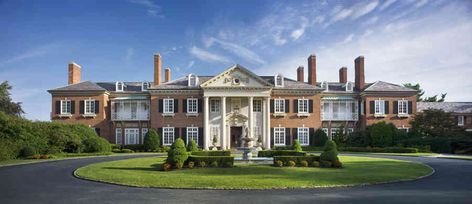 Luxury Homes - 20 Luxury Mansions The Great Gatsby Would Love - Thrillist Glen Cove Mansion, Long Island Mansion, Mansion Hotel, Mansion Homes, Big Mansions, American Mansions, Glen Cove, Plans Architecture, Mediterranean Home Decor