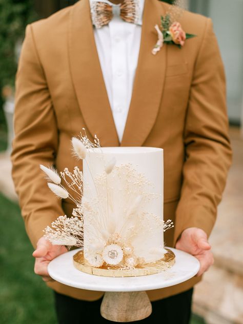 Sonoma Valley Wedding Inspiration Tuscan Vibes Boho Chic Cake, Rustic Chic Table Setting, Chic Table Settings, Floral Pillars, Rosette Cake Wedding, Geometric Wedding Cakes, Cake Backdrops, Chic Cake, Wedding Cake Art