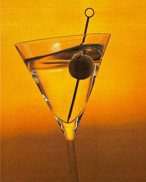 Olive Martini, Martini Ingredients, Glass Garnish, Details Aesthetic, Martini Shaker, Olive Juice, Dry Martini, Purse Essentials, Strawberry Milkshake