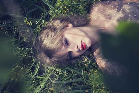 Cliquer pour voir l'image en taille réelle Red Album Photoshoot, Taylor Swift Red Photoshoot, Red Photoshoot, Swiftie Aesthetic, Album Photoshoot, Red Album, Loving Him Was Red, Soft Grunge Aesthetic, Taylor Swift Web