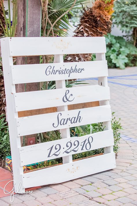 Wedding Pallets Ideas, Pallet Projects For Wedding, Pallet Decoration Ideas Party, Pallet Ideas For Wedding, Pallet Decor Wedding, Pallets For Wedding Decor, Wood Pallet Wedding Ideas, Wedding Pallet Signs, Wedding Pallet Ideas