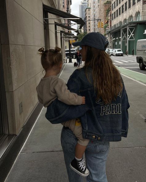 Mother Core Aesthetic, Young Aunt Aesthetic, Auntie Life Aesthetic, The Cool Aunt Aesthetic, Nyc Family Aesthetic, Aunt Life Aesthetic, Auntie Photos, Niece And Aunt Aesthetic, Mom With Kids Aesthetic