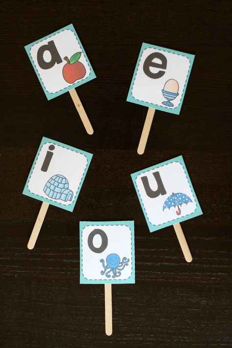 Craft Stick Activities, Stick Activities, Vowel Sounds Activities, Playdough To Plato, Vowel Activities, Kinesthetic Learning, Kindergarten Phonics, Vowel Sound, Kindergarten Ideas