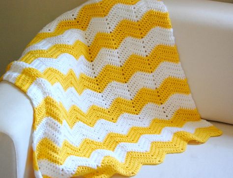 I cannot get over how much I love this blanket! The yellow is sooo awesome.  hopscotch lane: Yellow and White Chevron Blanket Double Crochet Baby Blanket, Uncinetto Zig Zag, Stroller Newborn, Crochet Ripple Afghan Pattern, Crochet Chevron Baby Blanket, Crochet Ripple Afghan, Kat Haken, Crochet Blanket Chevron, Chevron Baby Blankets