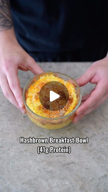 Justin Anderson on Instagram: "Hashbrown Breakfast Bowl (41g Protein). The perfect easy on the go breakfast that you can prep the night before or meal prep for the week.   ~404 calories  (spray bowl with oil prior to adding ingredients)   Ingredients:  2 eggs + 50g egg whites 1 cup shredded hashbrowns (85g) 3 pre-cooked sausage links (I used Trader Joe’s) 20g low fat cheese -veggies of choice   Bake at 350 degrees for 25-30 min or until fully cooked.  Follow for more easy recipes✅  #recipe#highprotein#breakfast#protein#gym#weightloss#fit#training#fitness#proteinbreakfast#food" Meal Prep With Hashbrowns, Easy Simple Healthy Breakfast Ideas, Hashbrown Meal Prep, Healthy Hashbrown Breakfast, Meal Prep Hashbrown Bowl, Hashbrown Breakfast Bowl, High Protein Breakfast Bowls Meal Prep, Low Fat High Protein Breakfast, High Protein Breakfast Meal Prep No Egg