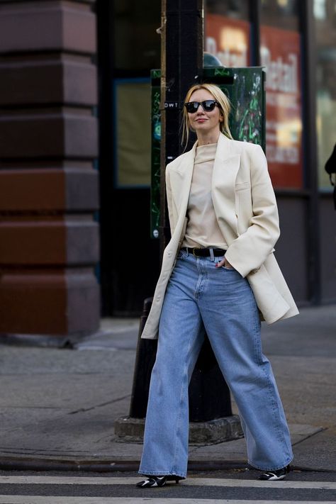 Winter Fashion Jeans, Vintage Vogue Fashion, Fashion Week Inspiration, Wide Leg Jeans Outfit, New York Street Style, New York Fashion Week Street Style, Nyfw Street Style, Jean Large, Street Style Trends