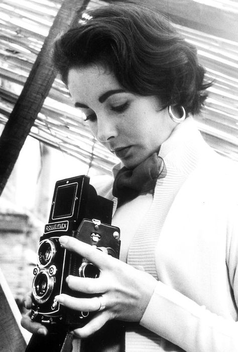 Elizabeth Taylor with a Rolleiflex camera, 1950s. Rolleiflex Camera, Girls With Cameras, Diane Arbus, Violet Eyes, Old Cameras, Classic Camera, Old Camera, Photo Vintage, Olivia Palermo